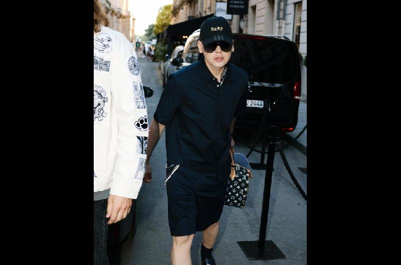 Bizarrap roboacute miradas en Pariacutes Fashion Week- cuaacutento cuesta su increiacuteble look 