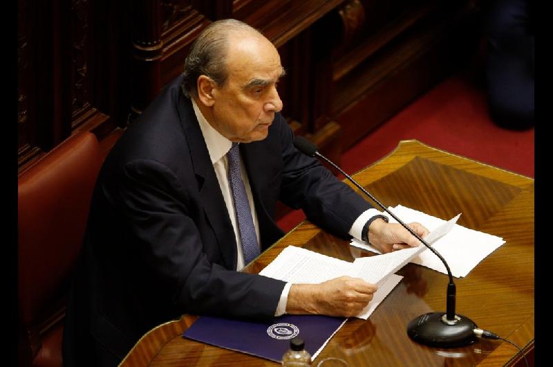 Guillermo Francos expone el informe de gestioacuten en el Senado