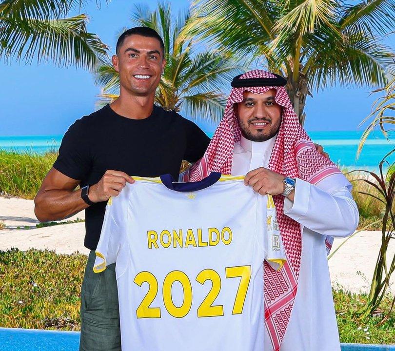 Cristiano Ronaldo renovoacute su contrato con el Al Nassr- ldquoHagamos historia juntosrdquo