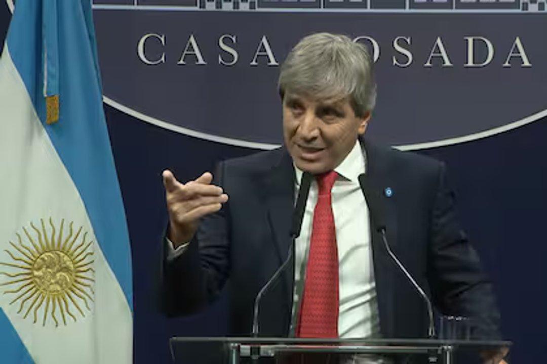 No solo las reservas- Luis Caputo avisa al FMI que tampoco cumpliraacute con otra proyeccioacuten clave