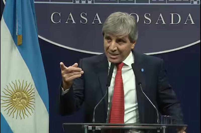 No solo las reservas- Luis Caputo avisa al FMI que tampoco cumpliraacute con otra proyeccioacuten clave