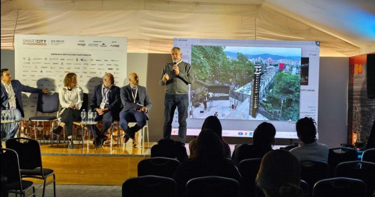 La comuna capitalina participoacute del encuentro Smart City en Santiago 