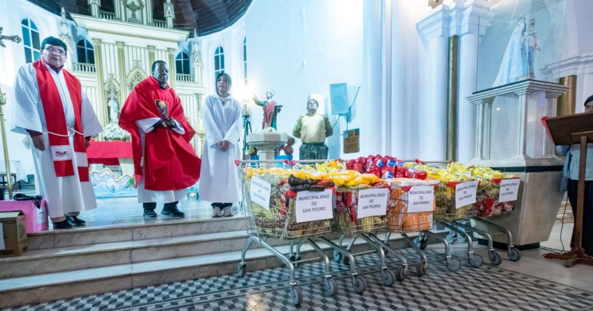 La feligresiacutea sampedrentildea participa activamente del rezo de la novena en honor a San Pedro Apoacutestol