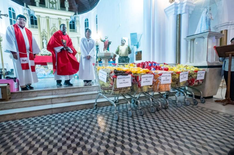 La feligresiacutea sampedrentildea participa activamente del rezo de la novena en honor a San Pedro Apoacutestol