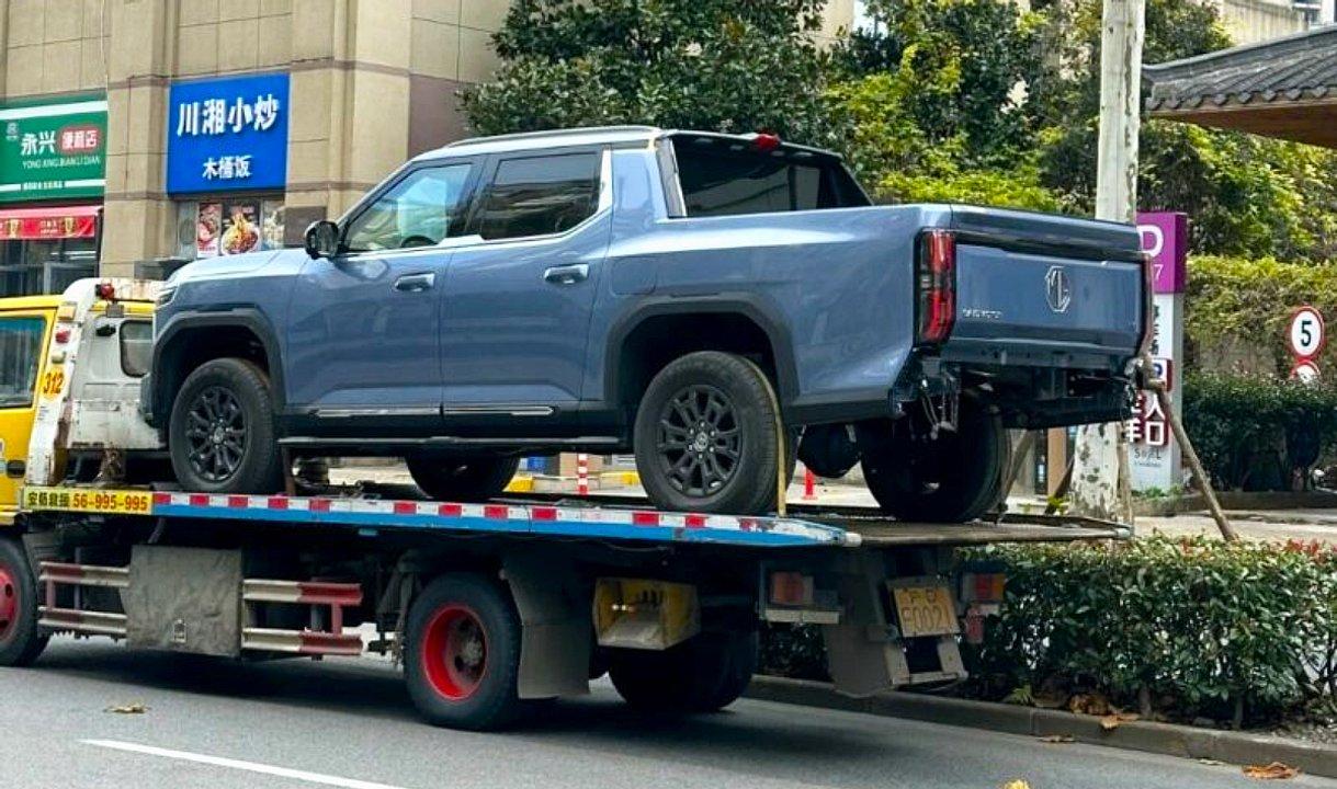 La increiacuteble foto espiacutea que anticipa la nueva Amarok- es un clon de una desconocida pick-up china