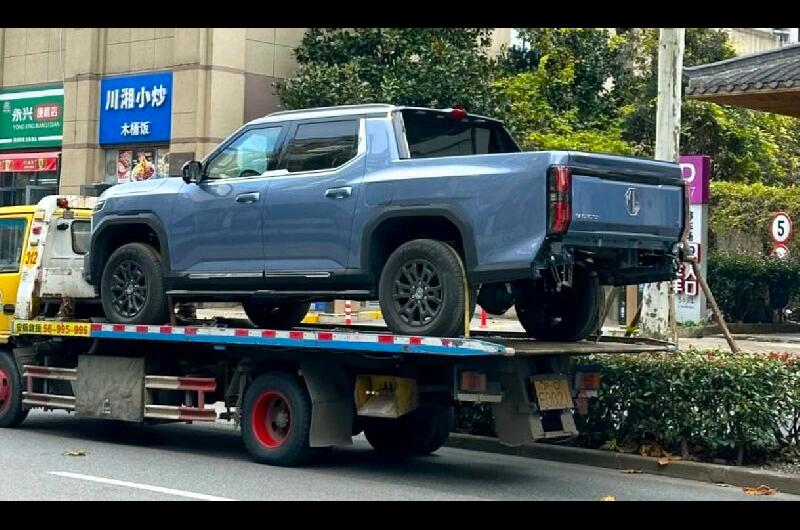 La increiacuteble foto espiacutea que anticipa la nueva Amarok- es un clon de una desconocida pick-up china