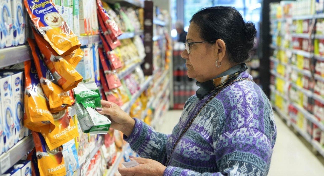 La inflacioacuten baja en los papeles pero no en la vida real advierte un economista 