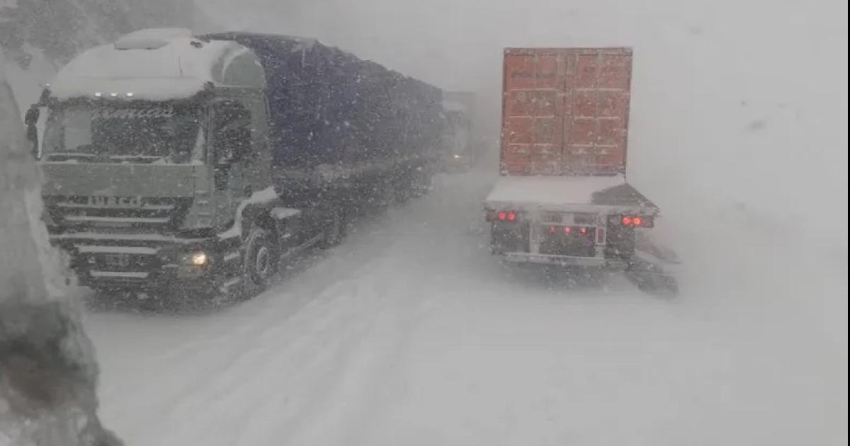 Jama permanece cerrado por nevadas y el Gobierno asiste a personas varadas