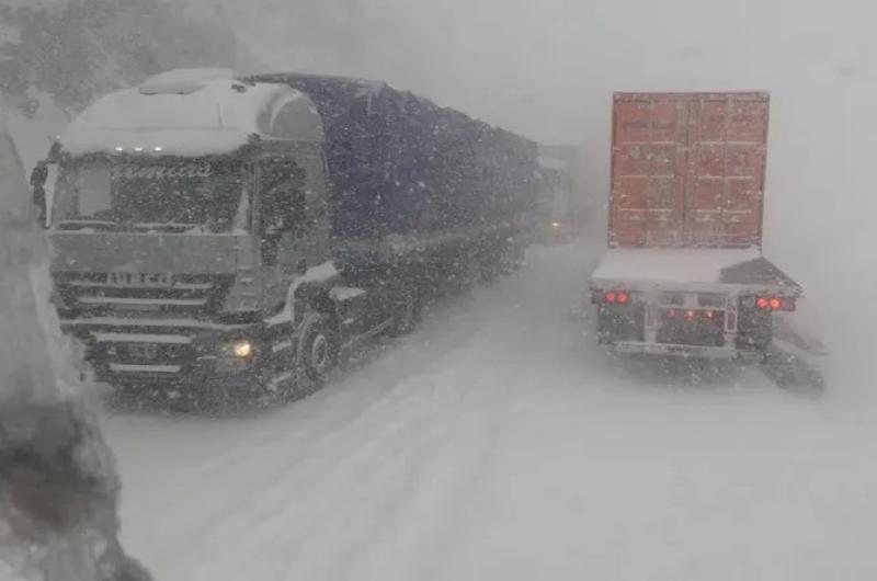 Jama permanece cerrado por nevadas y el Gobierno asiste a personas varadas