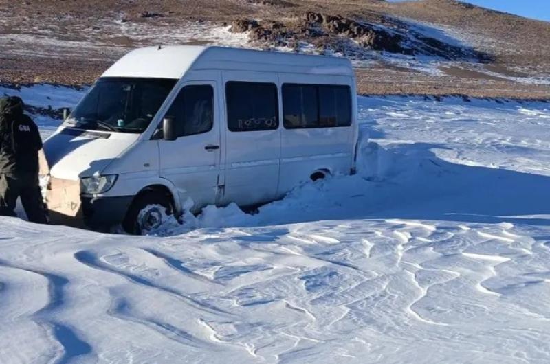Rescataron a nueve personas en Paso de Jama que quedaron varadas por la nieve