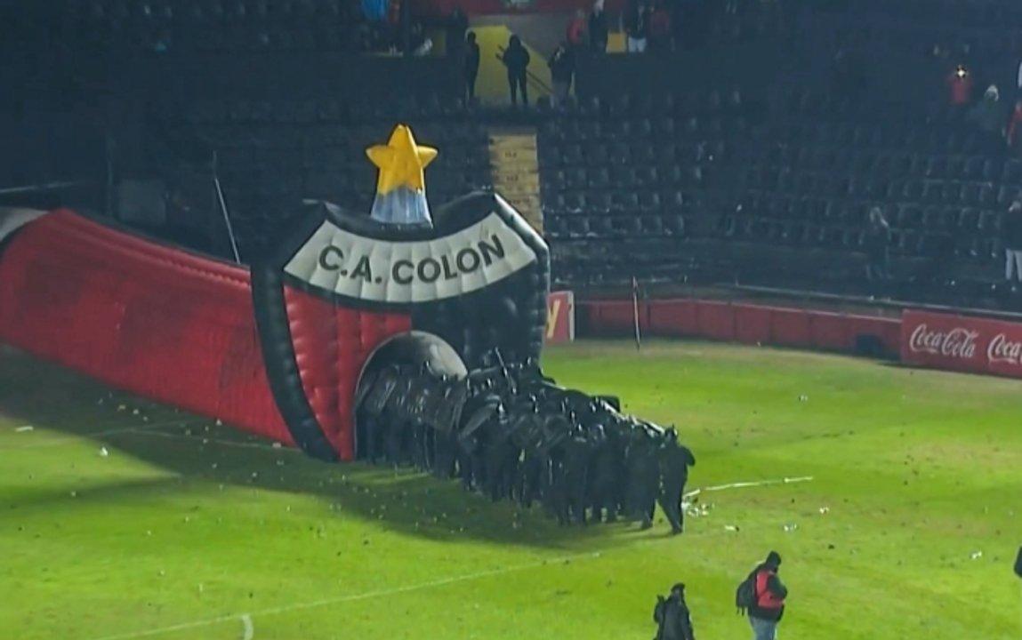 Con graves incidentes en las tribunas Coloacuten perdioacute con Mitre