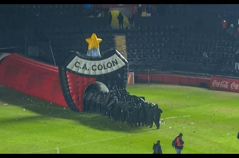 Con graves incidentes en las tribunas Coloacuten perdioacute con Mitre