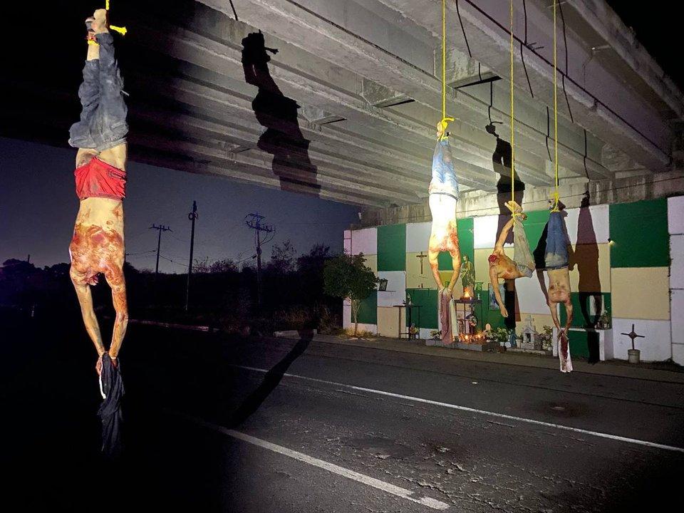 Meacutexico- encuentran 20 cuerpos algunos decapitados en una autopista de Sinaloa