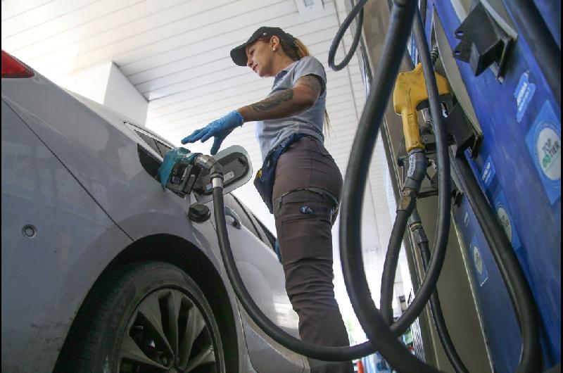 YPF subioacute 35-en-porciento- los precios de sus combustibles en un diacutea muy complicado para su valor en Bolsa
