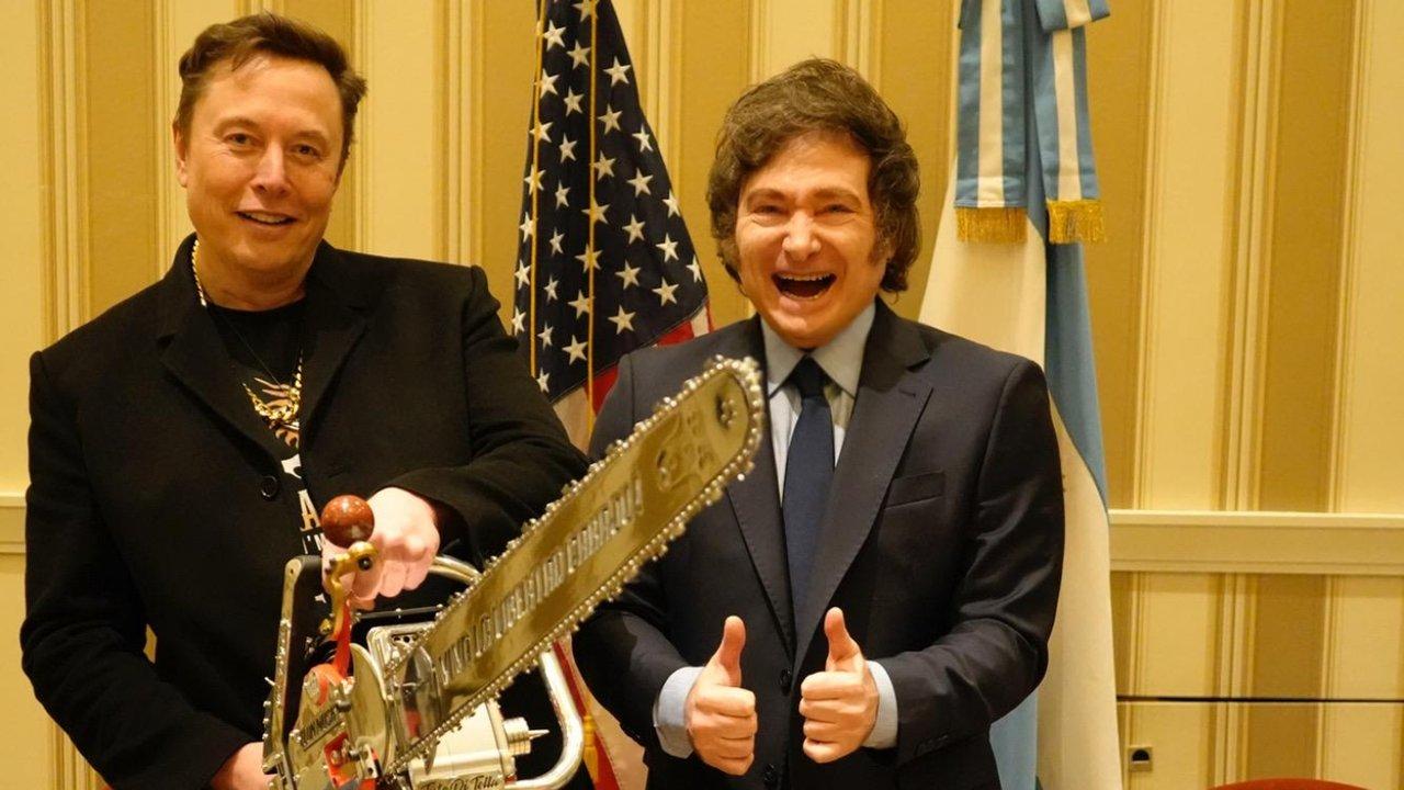 Elon Musk le soltoacute la mano a Javier Milei- Me dio la motosierra y la mostreacute pero me faltoacute empatiacutea