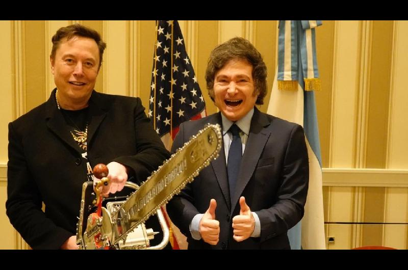 Elon Musk le soltoacute la mano a Javier Milei- Me dio la motosierra y la mostreacute pero me faltoacute empatiacutea