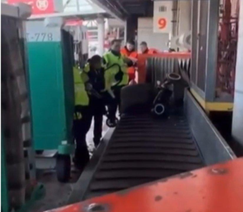 Indignante video de los maleteros que revoleaban valijas en Aeroparque que terminoacute con su fulminante despido