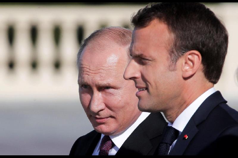 Macron llamoacute por teleacutefono a Putin y conversaron despueacutes de maacutes de dos antildeos