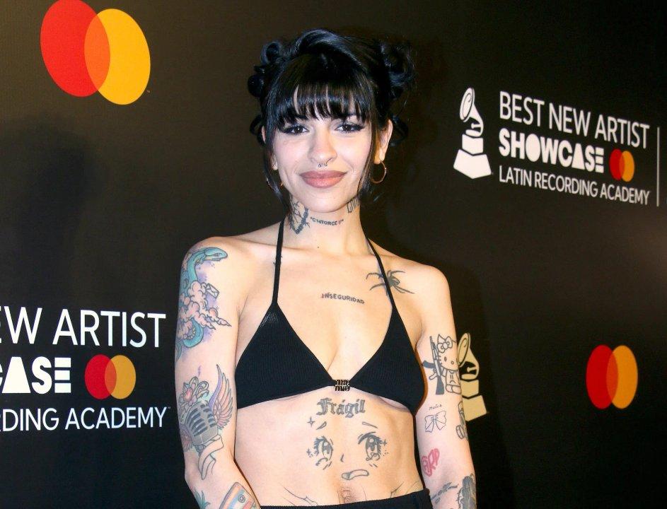 Siacute de- la brillante y letal respuesta de Cazzu a un fan que le preguntoacute si estaba operada