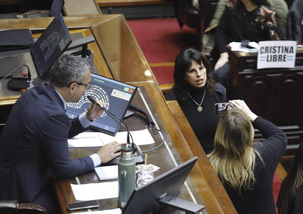 Escaacutendalo y bochorno en Diputados- diputados K fueron a buscar a Espert y la sesioacuten terminoacute a los empujones