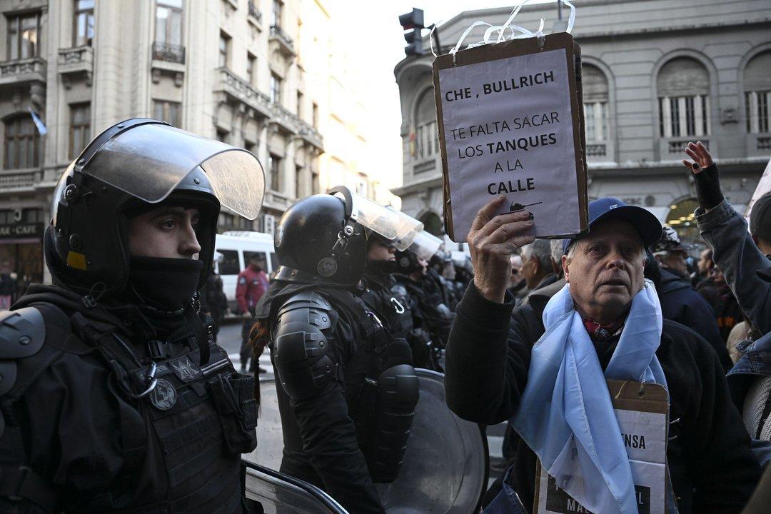 Los jubilados volvieron a marchar al Congreso y rindieron homenaje al fotoacutegrafo Pablo Grillo