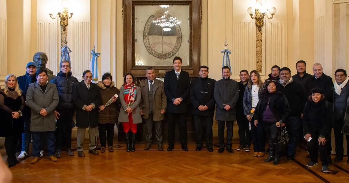 Diacutea del Locutor en el Saloacuten de la Bandera