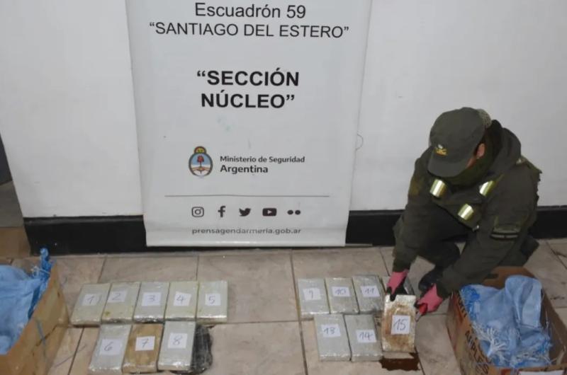 Incautaron 16 kilos de cocaiacutena de un colectivo que salioacute de Jujuy