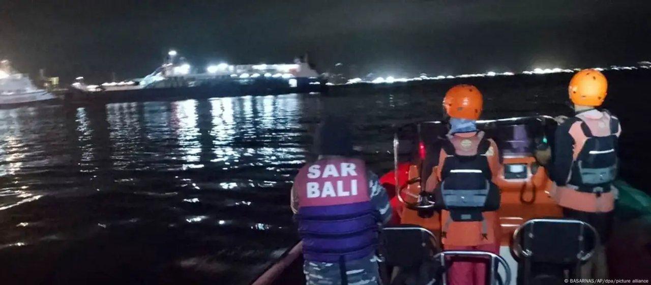 Hundimiento de un barco en Indonesia- cuatro muertos y 38 desaparecidos 