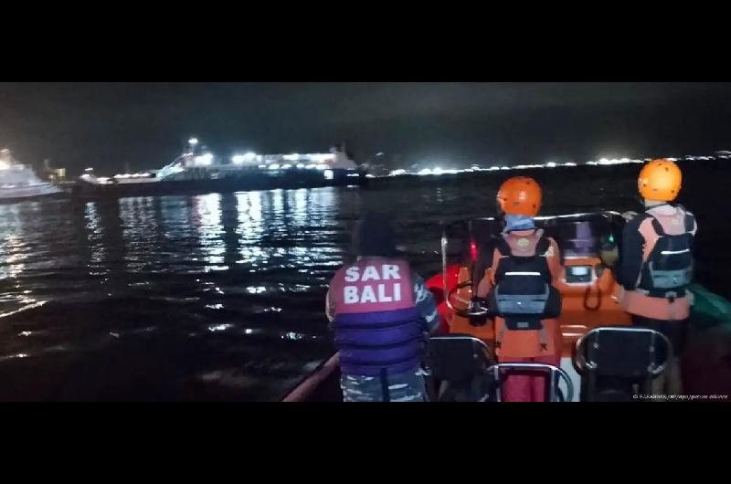Hundimiento de un barco en Indonesia- cuatro muertos y 38 desaparecidos 