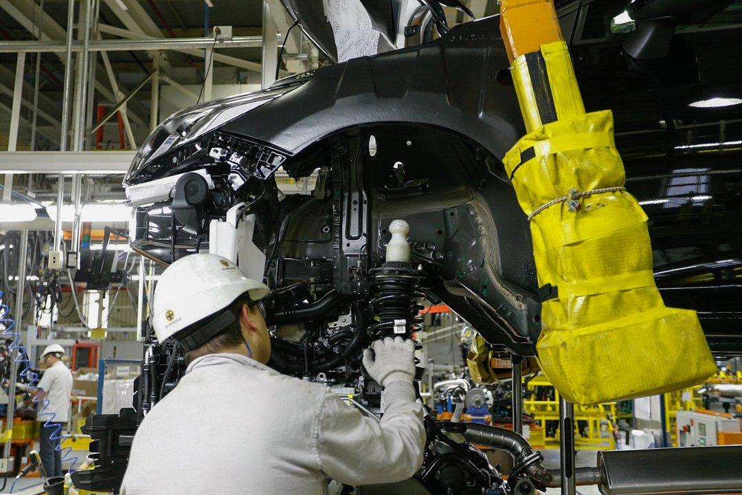 La produccioacuten automotriz pisoacute el freno en junio pero por una buena razoacuten