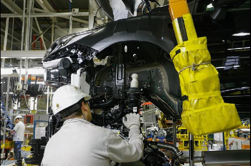 La produccioacuten automotriz pisoacute el freno en junio pero por una buena razoacuten