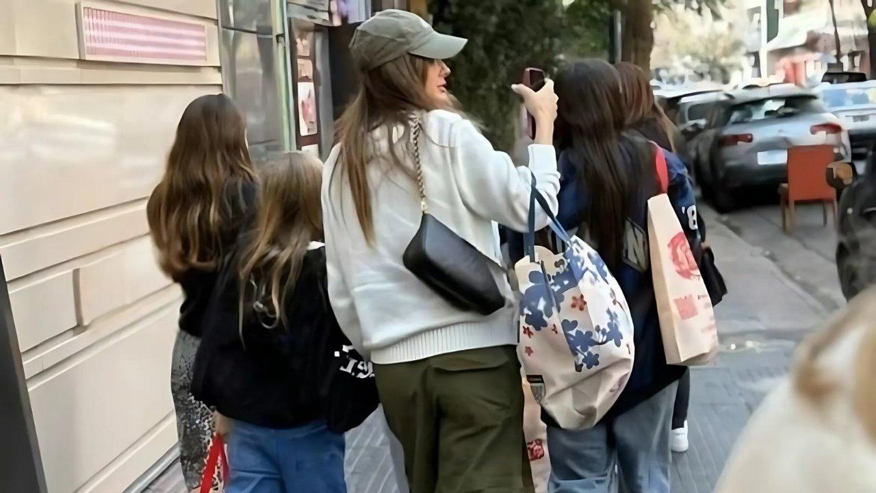 Tarde familiar- la China Suaacuterez y las hijas de Mauro Icardi pasearon por el Barrio Chino