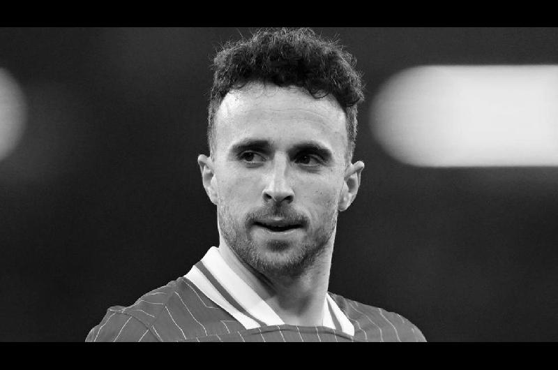 El Liverpool retiroacute el nuacutemero 20 del fallecido delantero Diogo Jota