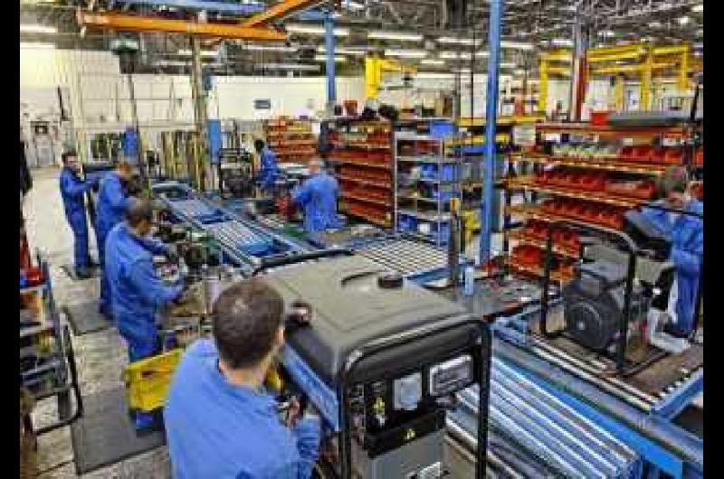 Las faacutebricas de autos incorporaron tecnologiacutea para competir pero no consiguen personal para manejarla 