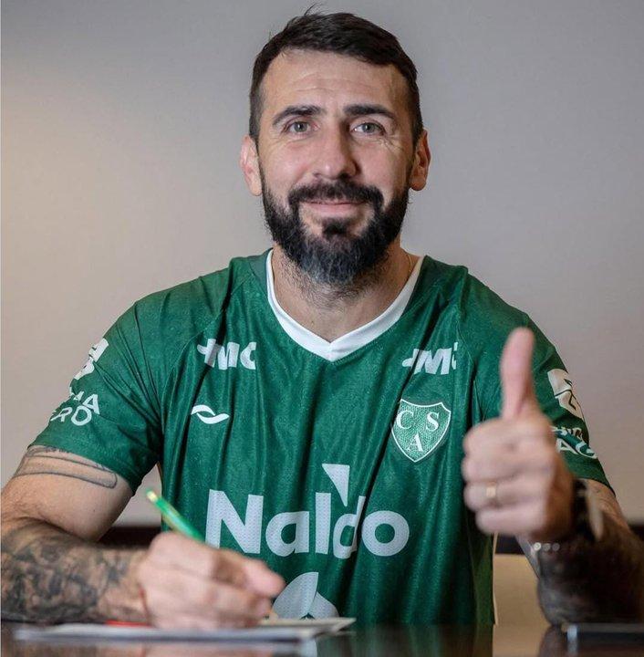 Lucas Pratto fue presentado en Sarmiento y jugaraacute el Torneo Clausura