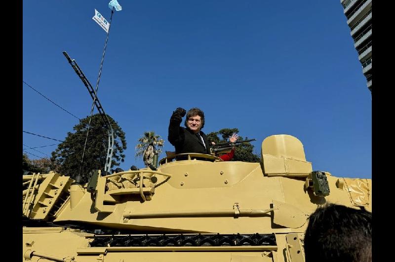 Javier Milei- entre la guerra con periodistas y su ausencia en el desfile militar del 9 de Julio
