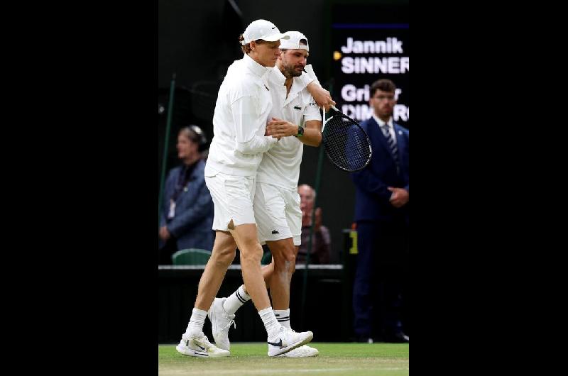 Un milagro insoacutelito para Sinner en Wimbledon- perdiacutea pero su rival se lesionoacute y avanzoacute de ronda
