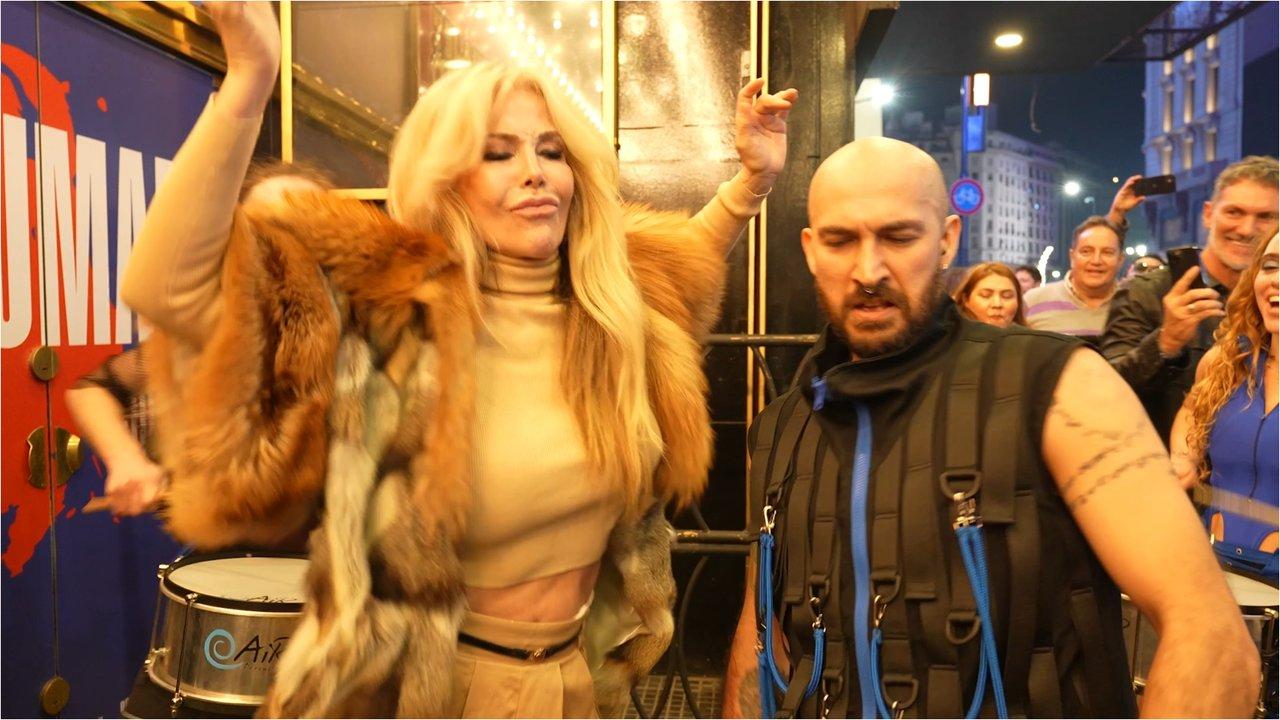 Graciela Alfano bailoacute en la calle Corrientes con Mayumana tras el show en el Broadway