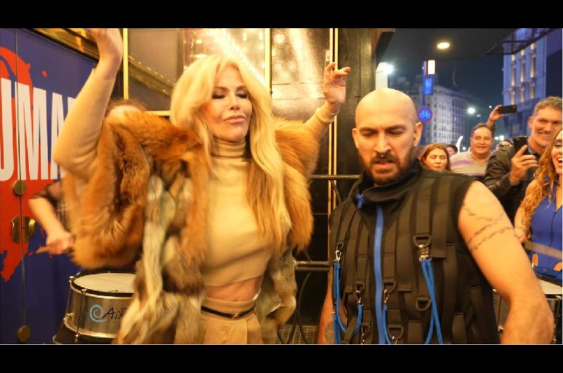 Graciela Alfano bailoacute en la calle Corrientes con Mayumana tras el show en el Broadway