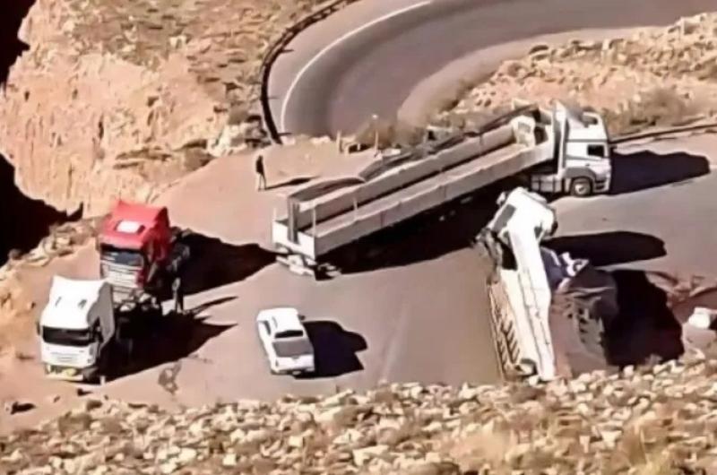 Triple colisioacuten de camiones y un vuelco en la Cuesta de Lipaacuten