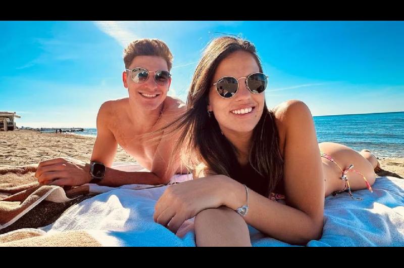 Arantildeita- con un emotivo gol Juliaacuten Aacutelvarez y Emilia Ferrero revelaron el sexo de su primer hijo