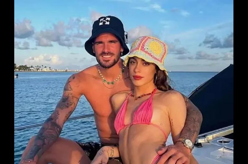 iquestSe casa o no se casa- Tini Stoessel disfruta de los diacuteas de playa junto a Rodrigo de Paul 