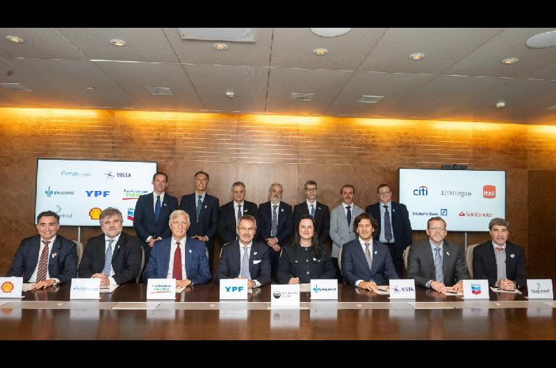 Anuncian un preacutestamo de US 2000 millones para construir un oleoducto desde Vaca Muerta