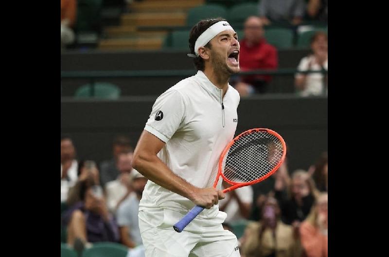 Un diacutea histoacuterico para Taylor Fritz- el estadounidense rompioacute la maldicioacuten y se metioacute en semis de Wimbledon