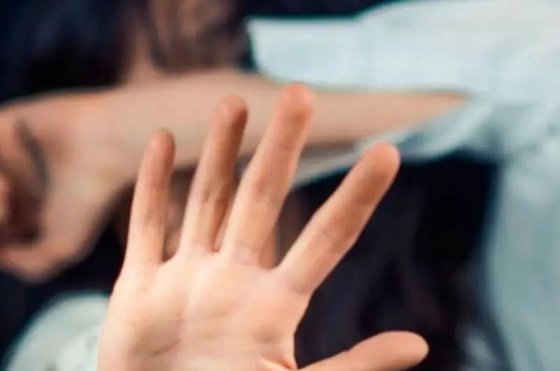 Golpeoacute a su pareja y la amenazoacute de muerte porque salioacute a pasear