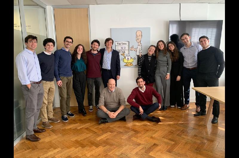 Sin acto del 9 de julio Milei festeja con su equipo el cierre de organismos en Casa Rosada