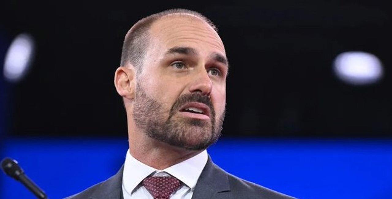 Eduardo Bolsonaro pidioacute una amnistiacutea para su padre en medio de la pelea por los aranceles
