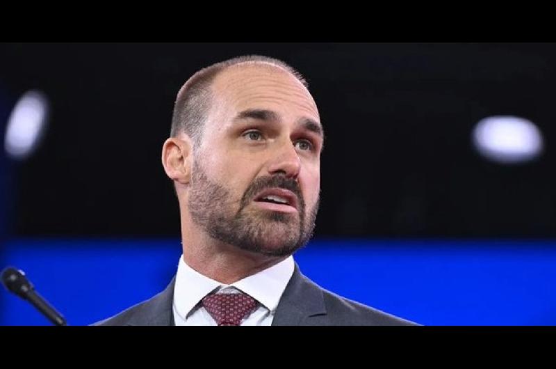 Eduardo Bolsonaro pidioacute una amnistiacutea para su padre en medio de la pelea por los aranceles