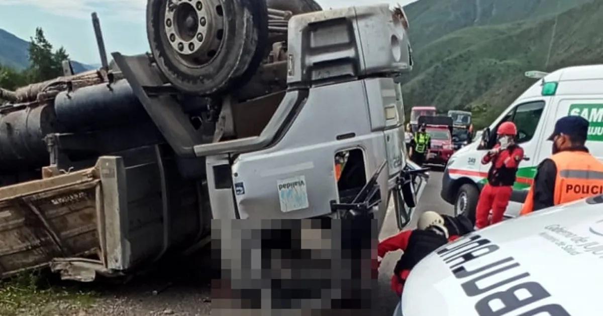 Camioacuten volcoacute en el Paraje Corte Azul en Ruta 9- un hombre murioacute