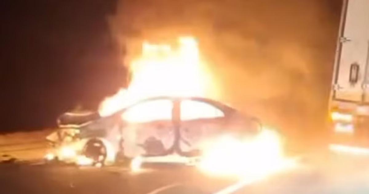 Un auto chocoacute contra un camioacuten se prendioacute fuego y dos hombres murieron calcinados